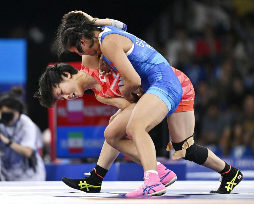 女子53キロ級準々決勝　モンゴル選手（手前）と対戦する藤波朱理＝パリ（共同）