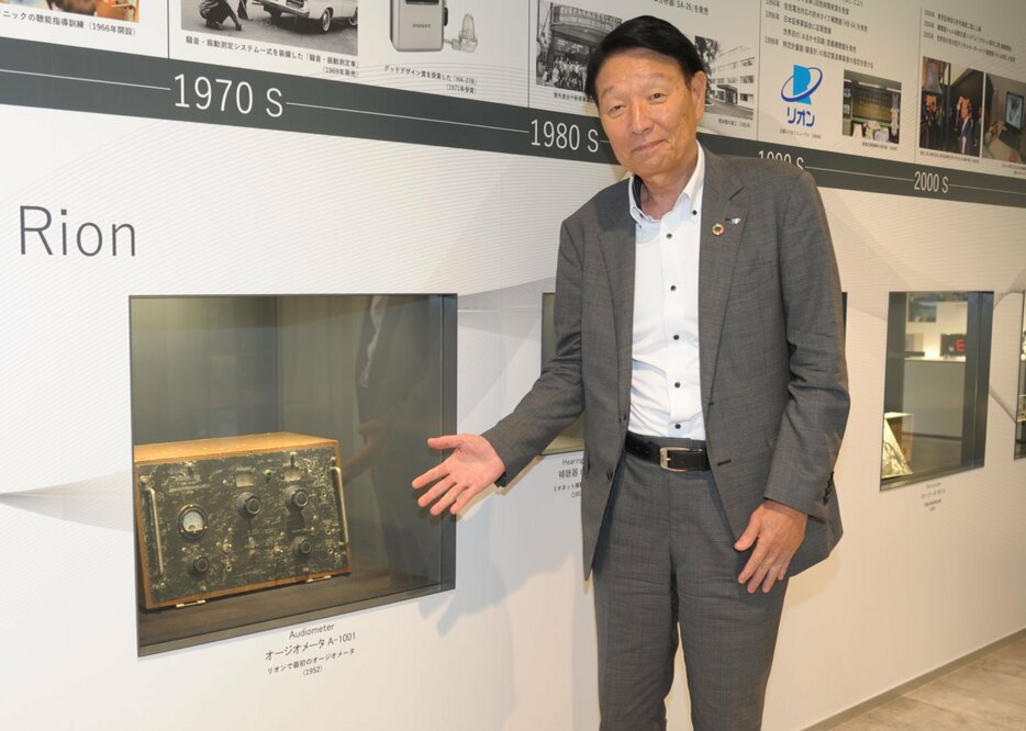 1952年に商品化された初のオージオメータ（聴力検査機器）を紹介する岩橋社長