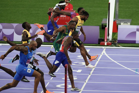 パリ五輪、陸上男子100メートル決勝。フィニッシュする選手（2024年8月4日撮影）。