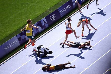 パリ五輪、陸上男子5000メートル予選。転倒する選手（2024年8月7日撮影）。