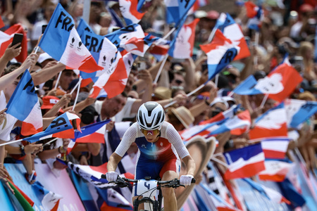 パリ五輪、自転車マウンテンバイク女子クロスカントリー。レースに臨むフランスのポリーヌ・フェランプレボ（2024年7月28日撮影）。