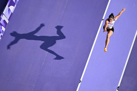 パリ五輪、陸上女子三段跳び予選に臨むシャリファ・ダフロノワ（2024年8月2日撮影）。