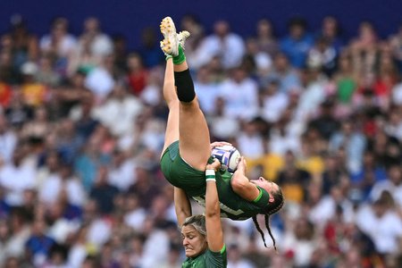 パリ五輪、7人制ラグビー女子7位、8位決定戦、英国対アイルランド。ラインアウトのボールをキャッチしたアイルランドのエミリー・ラン（上、2024年7月30日撮影）。