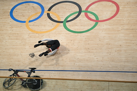 パリ五輪、自転車トラック男子ケイリン敗者復活戦。転倒するトリニダード・トバゴのクウェシ・ブラウン（2024年8月10日撮影）。