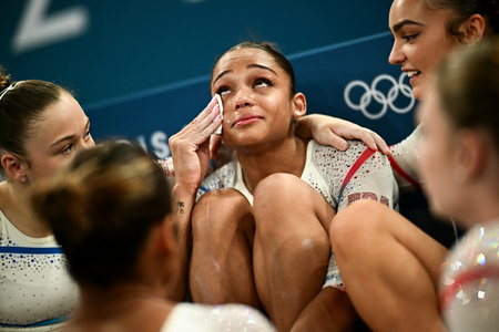 パリ五輪、体操女子予選。涙を流すフランスのメラニ・デジェズスドスサントス（中央、2024年7月28日撮影）。