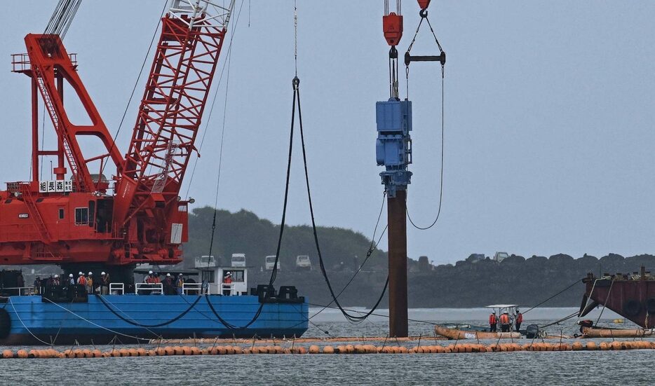 くい打ち作業が進む大浦湾=20日午後2時半ごろ、沖縄県名護市（又吉康秀撮影）