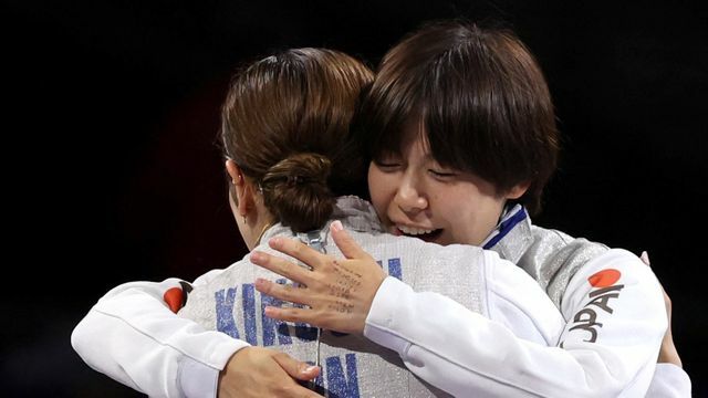 銅メダルを獲得したフェンシング宮脇花綸選手(写真：ロイター/アフロ)