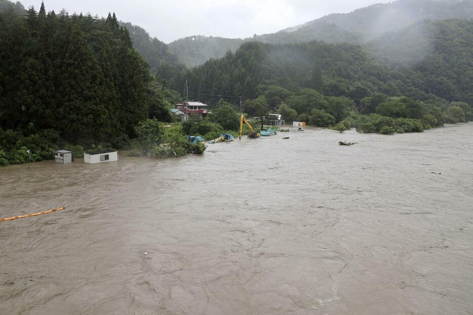 台風5号の影響で増水した小本川＝12日午後2時55分、岩手県岩泉町