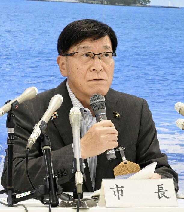 記者会見する富山県氷見市の林正之市長。膵臓がんの治療に専念するため、11月に辞職すると明らかにした＝27日午後、氷見市役所