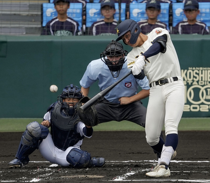 神村学園―岡山学芸館　1回表神村学園1死二塁、今岡が先制の右前打を放つ。捕手佐藤＝甲子園