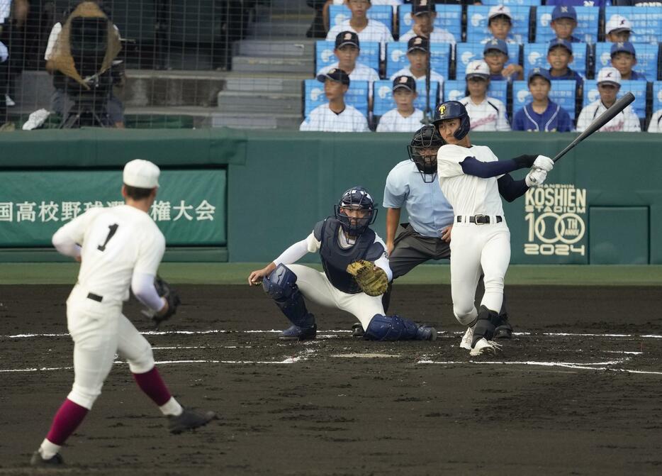 早実―大社　1回裏大社2死一、三塁、下条が先制の右前打を放つ。投手中村、捕手山中＝甲子園