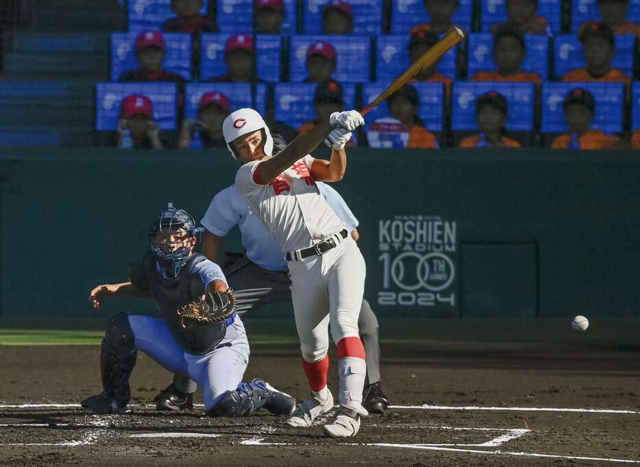 智弁学園―小松大谷　1回裏智弁学園2死三塁、中道が左前に先制打を放つ。捕手東野＝甲子園