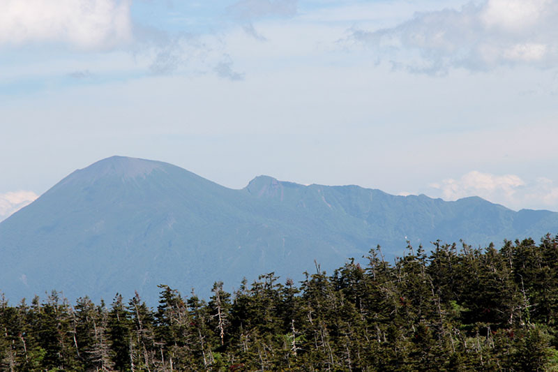 岩手山＝2024年7月2日、八幡平から撮影