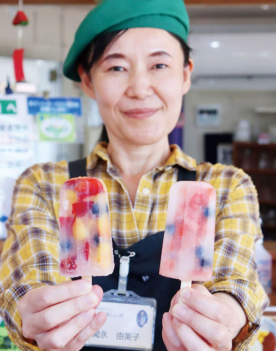 「旬の果物の甘さや味わいを感じてもらいたい」と話す森のカフェの関永由美子さん＝宮代町の「新しい村」の森のカフェ