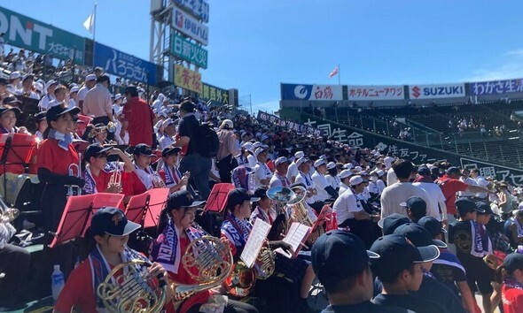 23日、兵庫県西宮市の阪神甲子園野球場で開かれた第106回全国高校野球選手権大会（甲子園）で、韓国系学校の京都国際高校の在学生と卒業生たちが京都国際高校野球部に熱い応援を送っている＝ホン・ソクチェ記者