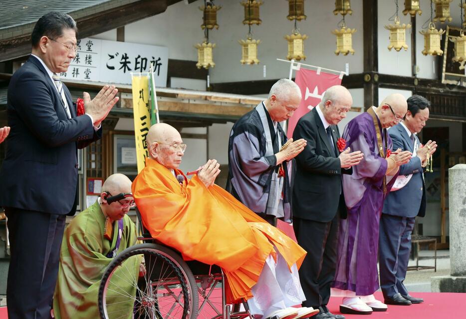 比叡山延暦寺で開かれた「世界平和祈りの集い」で黙とうする大樹孝啓天台座主（左から3人目）ら＝4日午後、大津市