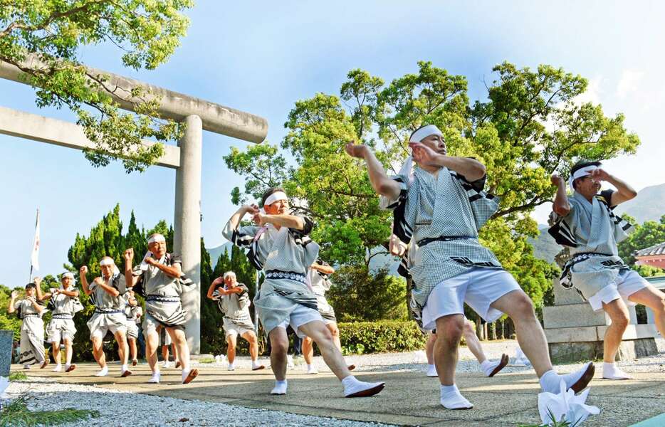 県無形民俗文化財の「楠川盆踊り」を披露する住民＝１３日、屋久島町楠川の屋久島大社