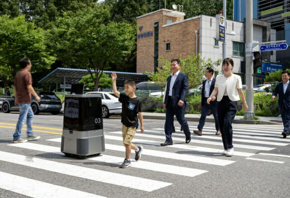 市民とともに横断歩道を渡る自動運転配送ロボット＝現代自動車グループ(c)KOREA WAVE