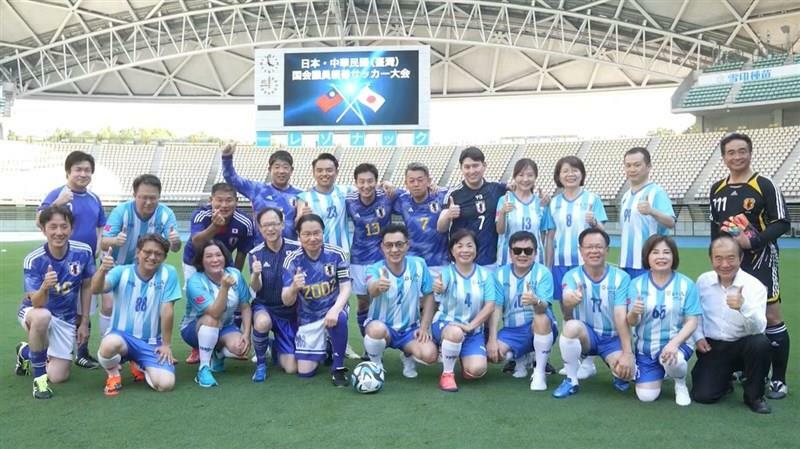 サッカー親善大会に参加する台湾と日本の国会議員ら（立法院のユーチューブチャンネルから）