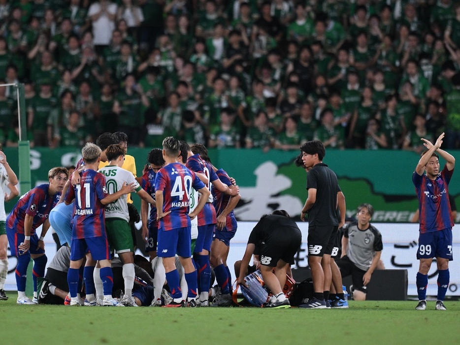 両チームの選手が治療の様子を隠す(J.LEAGUE)