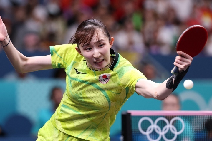 早田は左手首に黒いテーピングを巻き準決勝に臨むも、ストレートで完敗した。(C)Getty Images