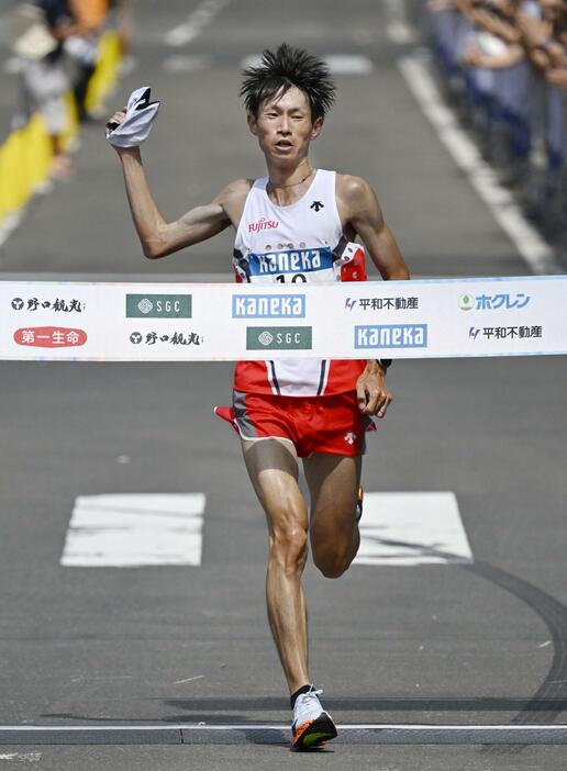 北海道マラソンの男子で優勝した中村匠吾選手＝25日午前、札幌市中央区