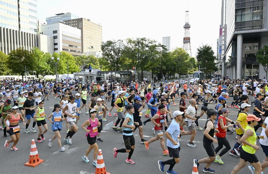 北海道マラソンでスタートするランナー＝25日午前、札幌市中央区