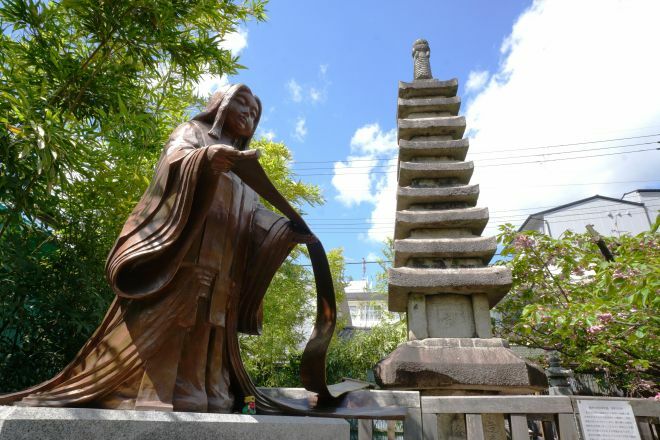 引接寺（千本閻魔堂）にある紫式部像と南北朝時代につくられた供養塔=2024年4月25日、京都市上京区、筒井次郎撮影