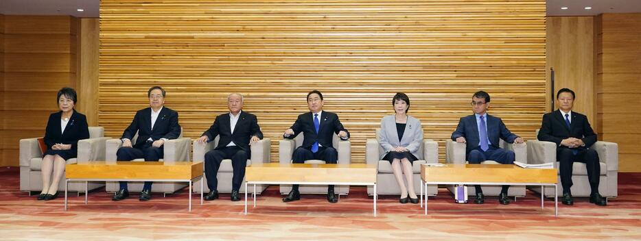 閣議に臨む岸田首相（中央）ら＝2日午前、首相官邸