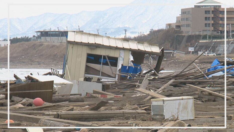 津波で資材などが流された海の家