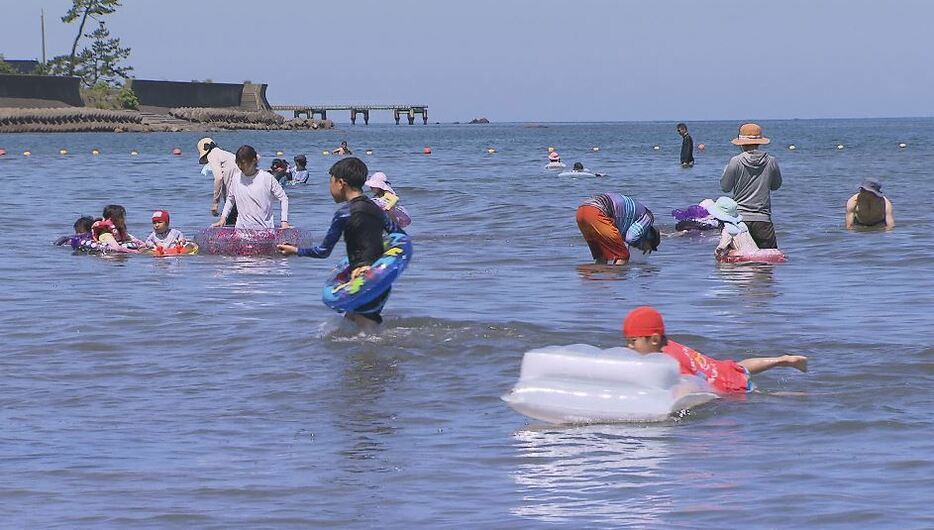 親子連れでにぎわう海水浴場