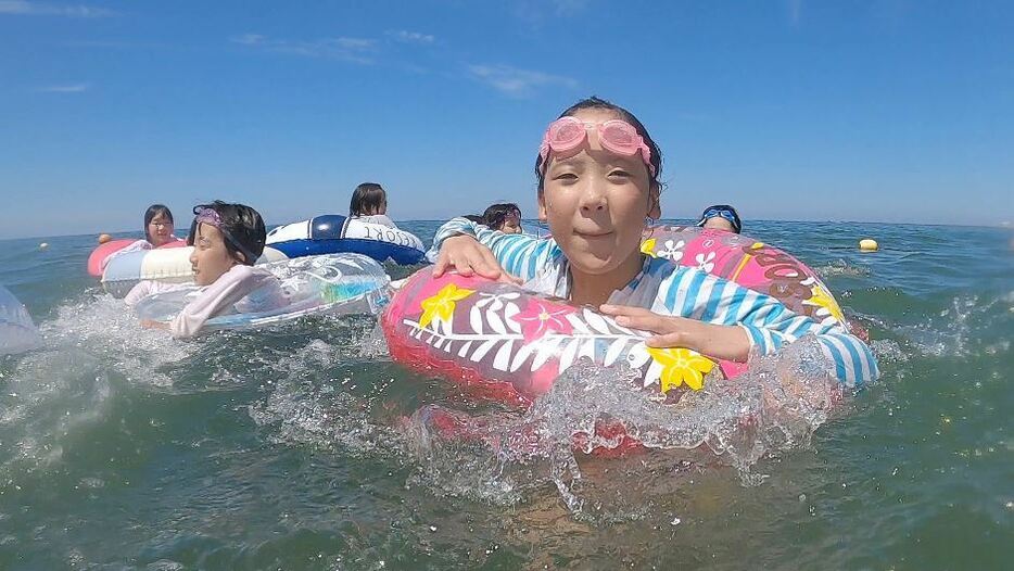 海水浴を楽しむ子どもたち