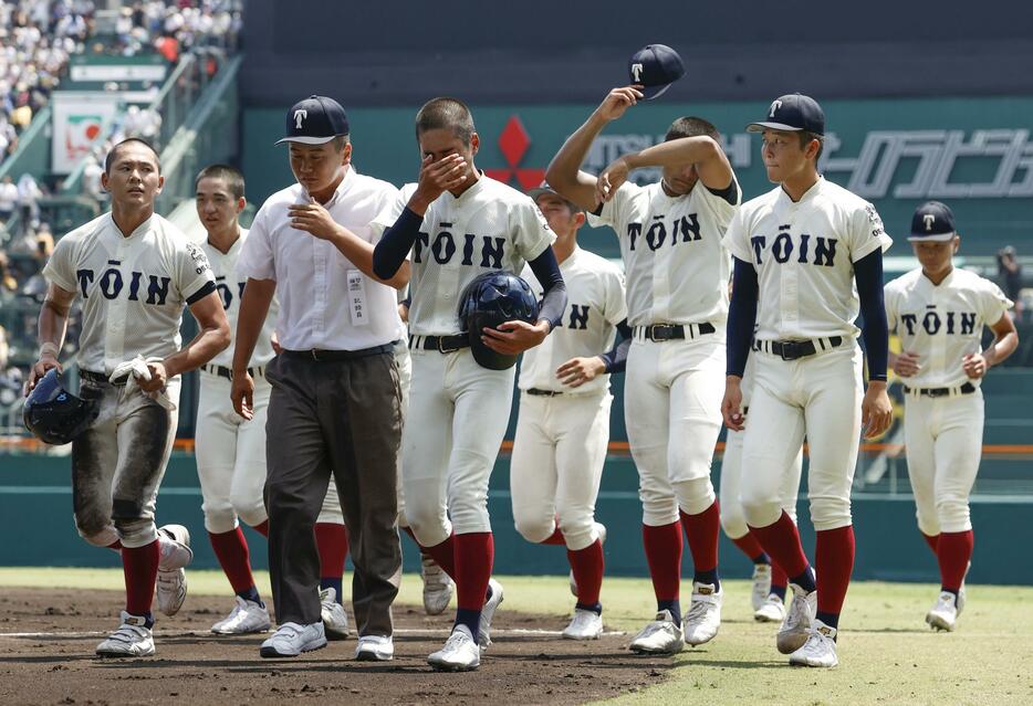 小松大谷に敗れ、引き揚げる大阪桐蔭ナイン＝甲子園