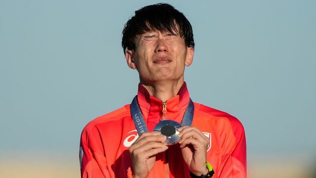 銀メダル獲得に涙を流す近代五種・佐藤大宗選手(写真：AP/アフロ)