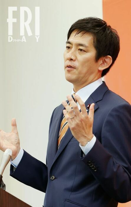 出馬会見に臨む小林氏。出馬表明の直後から旧統一教会との関係が取りざたされるなど、早くも洗礼を浴びている