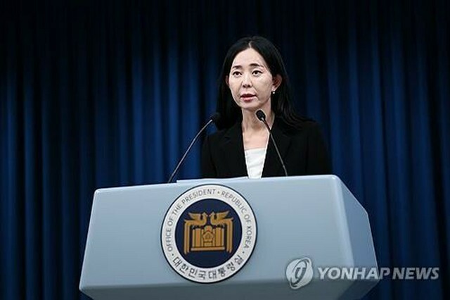 会見を行う大統領室のチョン・ヘジョン報道官＝23日、ソウル（聯合ニュース）