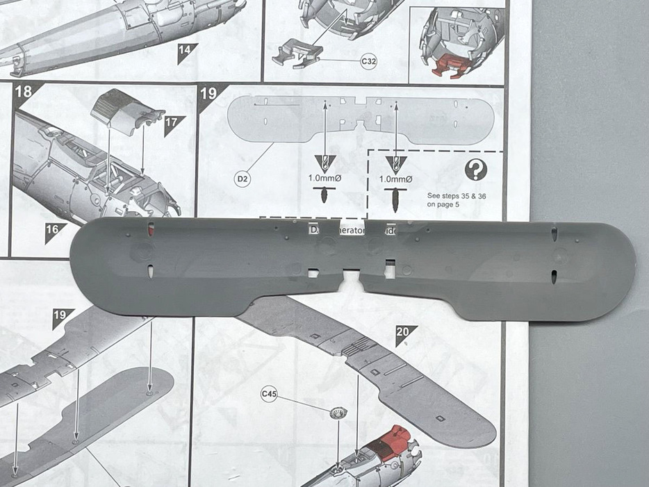 ▲主翼（上翼）は前縁2か所に穴あけの指示がされているが、開口サイズが直径1mmでは大きすぎる