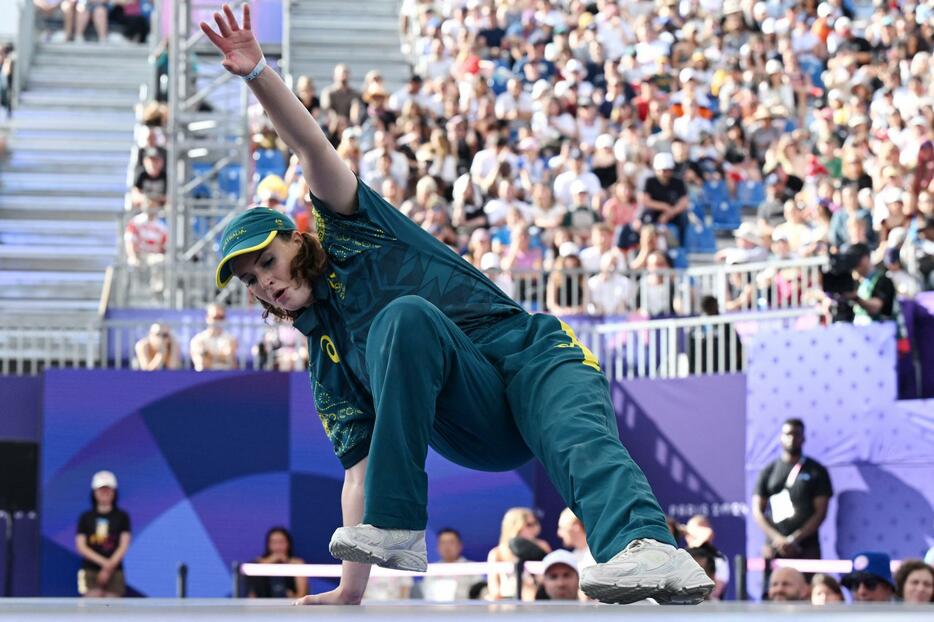 パリ五輪のブレイキン女子で演技するレーチェル・ガン選手＝9日、パリ（ロイター＝共同）