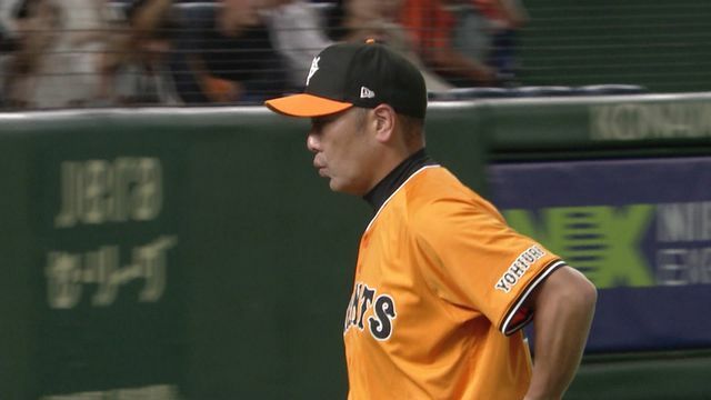 足早にグラウンドを去る巨人・阿部慎之助監督(画像:日テレジータス)