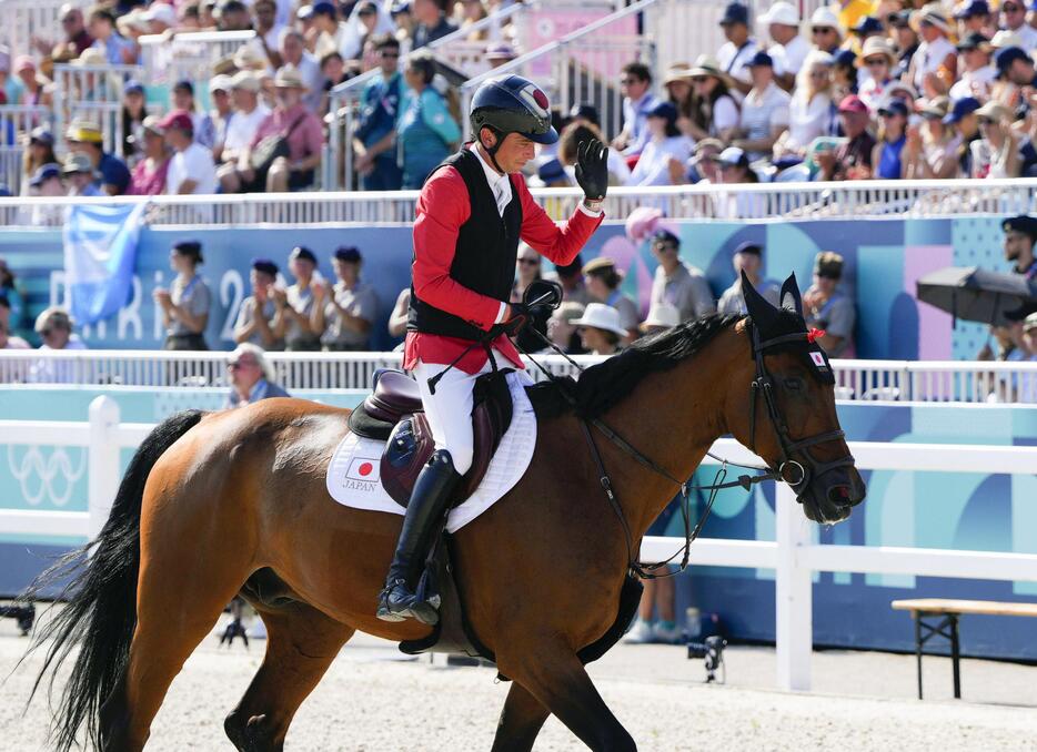 障害馬術個人決勝　棄権し、引き揚げるハーゼ柴山崇＝パリ郊外（共同）