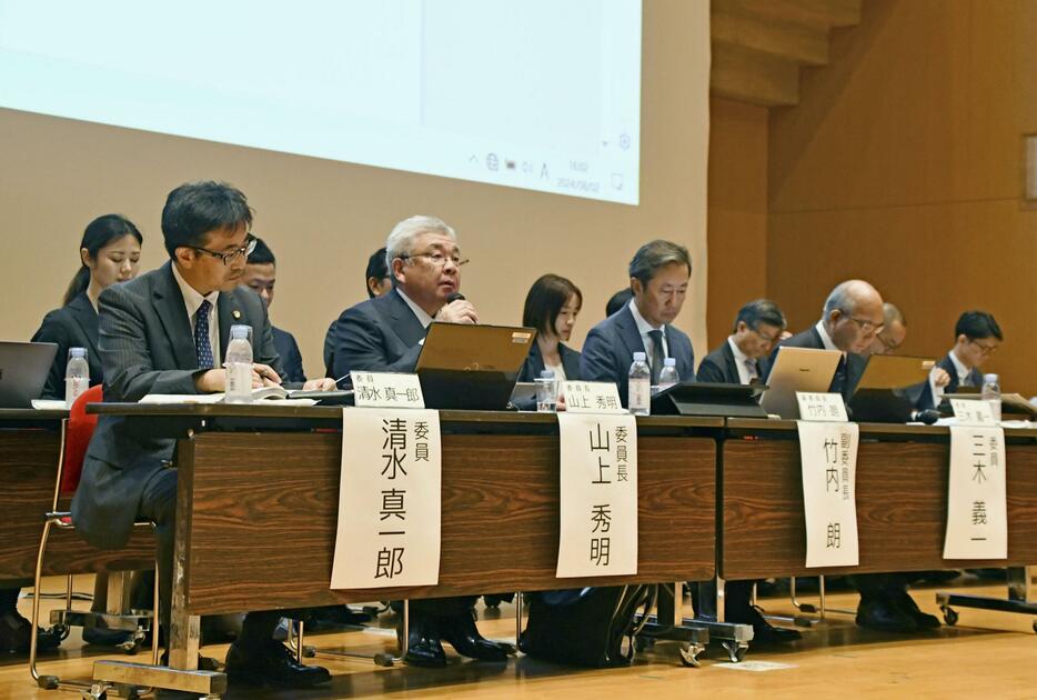 東京女子医大や同窓会組織の一般社団法人「至誠会」での不透明な資金の動きなどに関し、調査報告書を公表する第三者委員会のメンバーら＝2日午後、東京都内