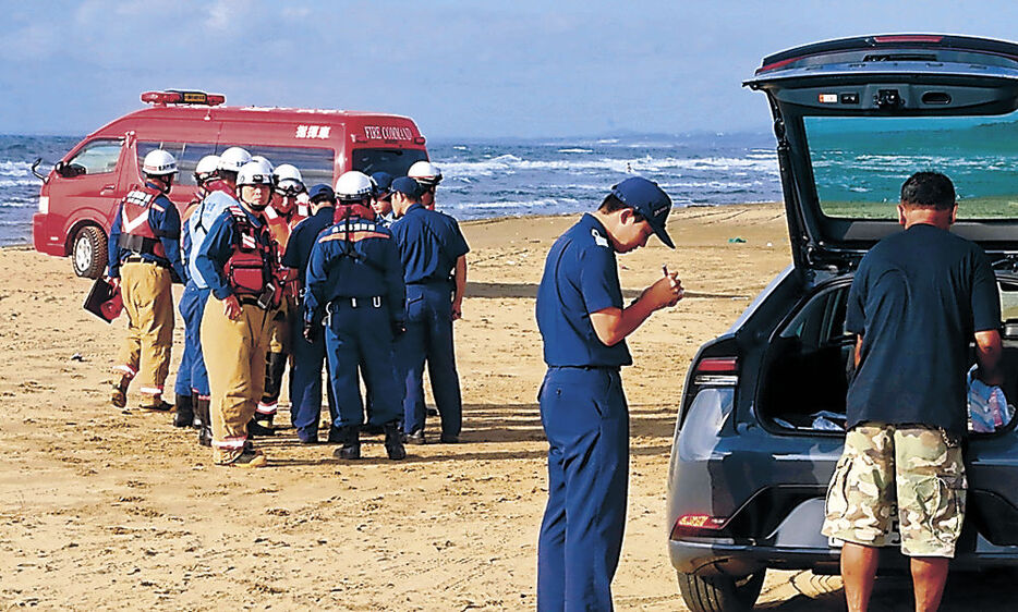 子ども２人が流された状況を調べる海保や消防の職員＝内灘町の内灘海岸