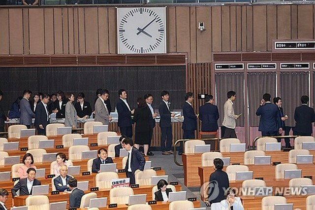 退席する与党議員＝2日、ソウル（聯合ニュース）