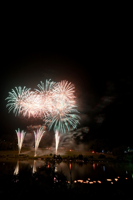 灯籠が流れる只見川の夜空を彩った花火