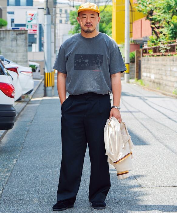 Tシャツ＝カーヴェル　パンツ＝エイチ ビューティー&ユース　スニーカー＝フジトスケートボーディング　腕時計＝ロレックス