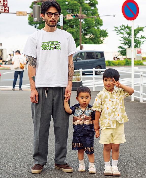 Tシャツ＝リバース ストア　パンツ＝ビームス　スニーカー＝ラストリゾート・エービー　サングラス＝金子眼鏡