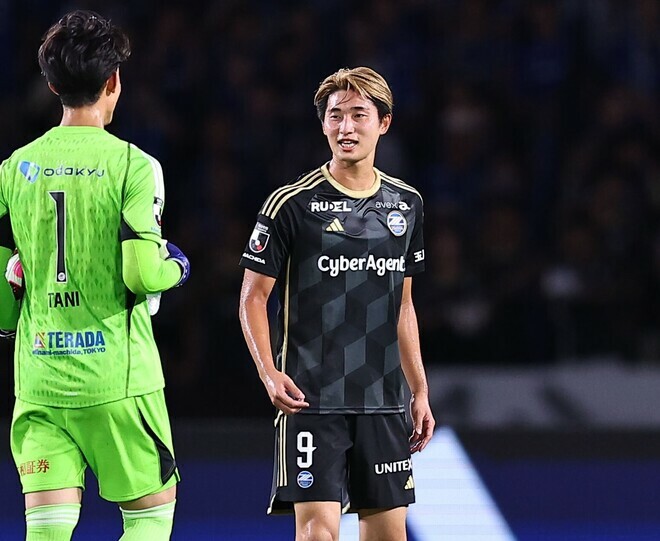 藤尾の水かけが韓国でも話題となった。写真：梅月智史（サッカーダイジェスト写真部）