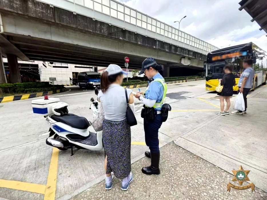 マカオ治安警察局が実施した歩行者の道路横断違反に対する取り締まりの様子＝マカオ半島・青茂イミグレーション施設付近（写真：マカオ治安警察局）