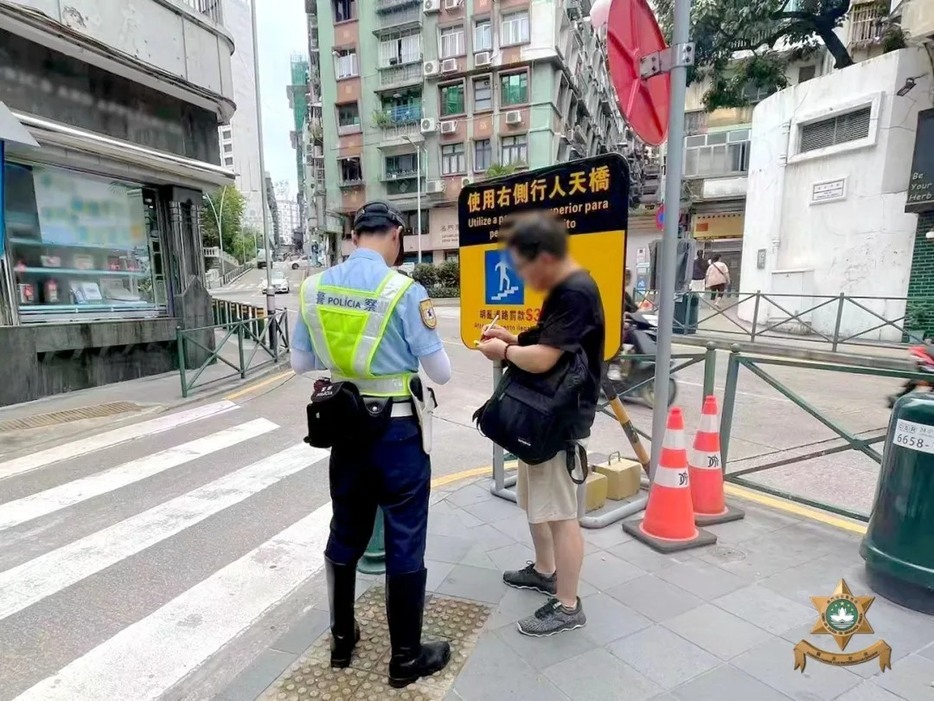 マカオ治安警察局が実施した歩行者の道路横断違反に対する取り締まりの様子＝マカオ半島・東望洋街（写真：マカオ治安警察局）