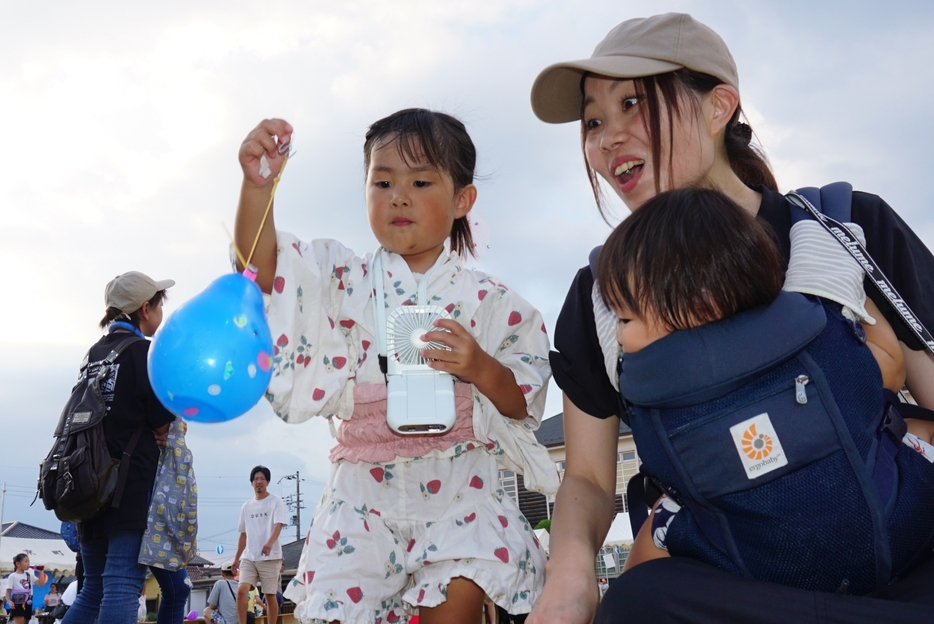 ヨーヨー釣りを楽しむ親子＝兵庫県丹波篠山市糯ケ坪で